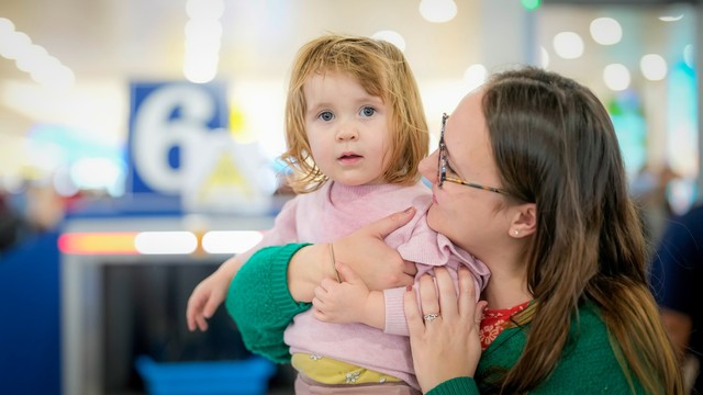 Chùm ảnh: Khách quốc tế qua Cảng hàng không Quốc tế Nội Bài vượt 