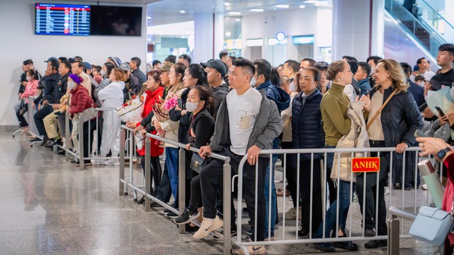 Chùm ảnh: Khách quốc tế qua Cảng hàng không Quốc tế Nội Bài vượt 