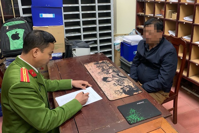 Tạm giữ hình sự tài xế điều khiển ô tô khách tông vào xe cảnh sát- Ảnh 3.