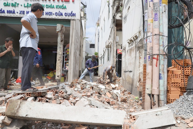 Người dân tự dỡ nhà bàn giao mặt bằng mở rộng đường vào sân bay Tân Sơn Nhất- Ảnh 1.