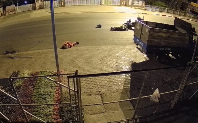 Video: Nữ công nhân quét rác ở tỉnh Đắk Lắk bị xe máy tông chấn thương sọ não- Ảnh 1.