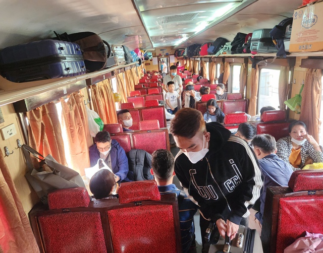 Ga Sài Gòn nhộn nhịp người dân về quê đón Tết- Ảnh 10.