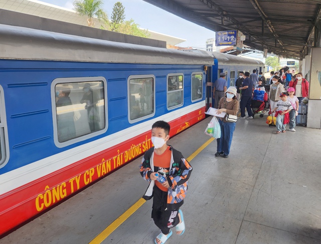 Ga Sài Gòn nhộn nhịp người dân về quê đón Tết- Ảnh 8.