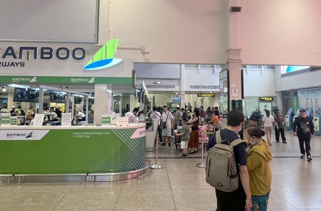 Nhiều chuyến bay bị chậm giờ, hủy chuyến tại sân bay Tân Sơn Nhất do thời tiết xấu- Ảnh 4.