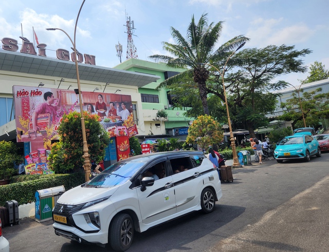 Ga Sài Gòn nhộn nhịp người dân về quê đón Tết- Ảnh 1.