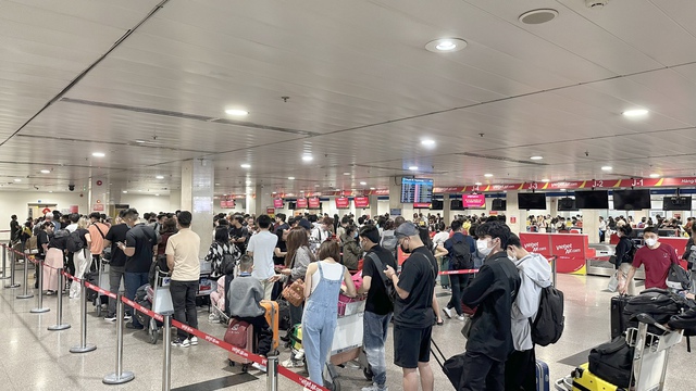 Nhiều chuyến bay bị chậm giờ, hủy chuyến tại sân bay Tân Sơn Nhất do thời tiết xấu- Ảnh 5.