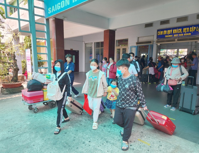 Ga Sài Gòn nhộn nhịp người dân về quê đón Tết- Ảnh 4.