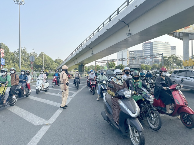 TP. HCM: CSGT đo nồng độ cồn, kiểm tra xe khách tại sân bay Tân Sơn Nhất- Ảnh 14. TP. HCM: CSGT đo nồng độ cồn, kiểm tra xe khách tại sân bay Tân Sơn Nhất- Ảnh 14.