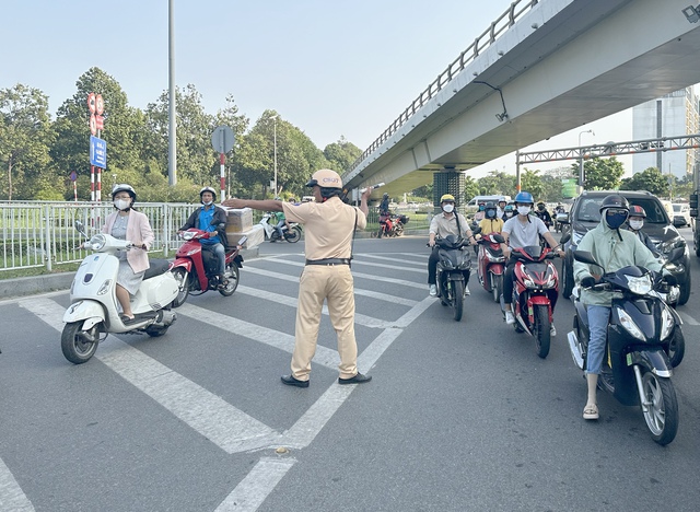 TP. HCM: CSGT đo nồng độ cồn, kiểm tra xe khách tại sân bay Tân Sơn Nhất- Ảnh 15. TP. HCM: CSGT đo nồng độ cồn, kiểm tra xe khách tại sân bay Tân Sơn Nhất- Ảnh 15.