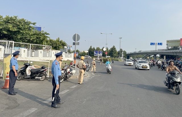 TP. HCM: CSGT đo nồng độ cồn, kiểm tra xe khách tại sân bay Tân Sơn Nhất- Ảnh 1. TP. HCM: CSGT đo nồng độ cồn, kiểm tra xe khách tại sân bay Tân Sơn Nhất- Ảnh 1.