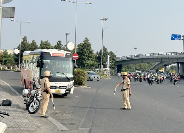 TP. HCM: CSGT đo nồng độ cồn, kiểm tra xe khách tại sân bay Tân Sơn Nhất- Ảnh 2. TP. HCM: CSGT đo nồng độ cồn, kiểm tra xe khách tại sân bay Tân Sơn Nhất- Ảnh 2.