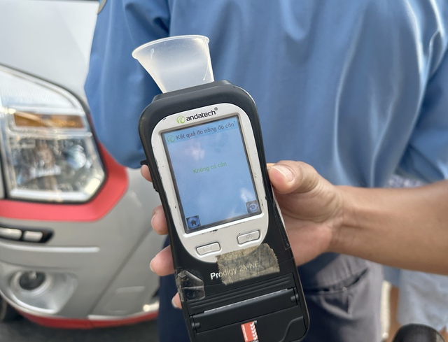 TP. HCM: CSGT đo nồng độ cồn, kiểm tra xe khách tại sân bay Tân Sơn Nhất- Ảnh 7. TP. HCM: CSGT đo nồng độ cồn, kiểm tra xe khách tại sân bay Tân Sơn Nhất- Ảnh 7.