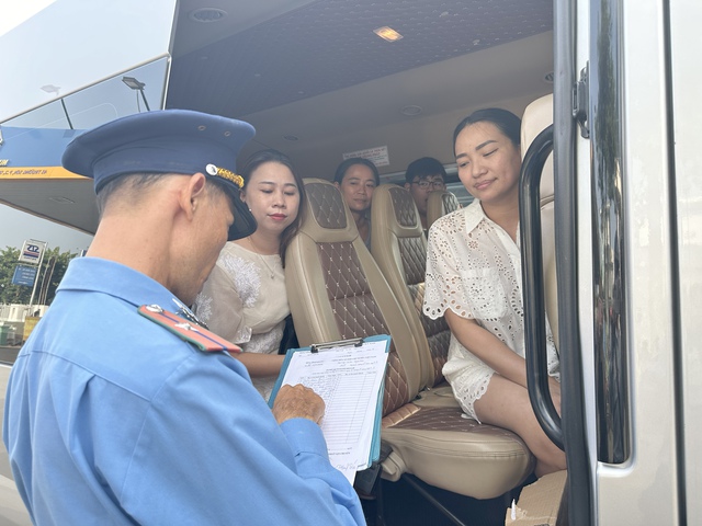 TP. HCM: CSGT đo nồng độ cồn, kiểm tra xe khách tại sân bay Tân Sơn Nhất- Ảnh 10. TP. HCM: CSGT đo nồng độ cồn, kiểm tra xe khách tại sân bay Tân Sơn Nhất- Ảnh 10.