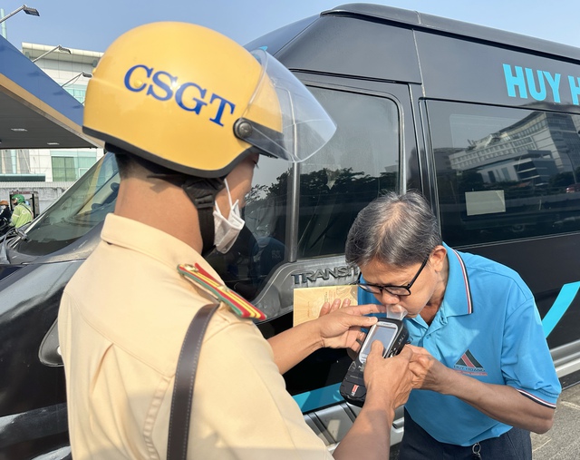 TP. HCM: CSGT đo nồng độ cồn, kiểm tra xe khách tại sân bay Tân Sơn Nhất- Ảnh 6. TP. HCM: CSGT đo nồng độ cồn, kiểm tra xe khách tại sân bay Tân Sơn Nhất- Ảnh 6.