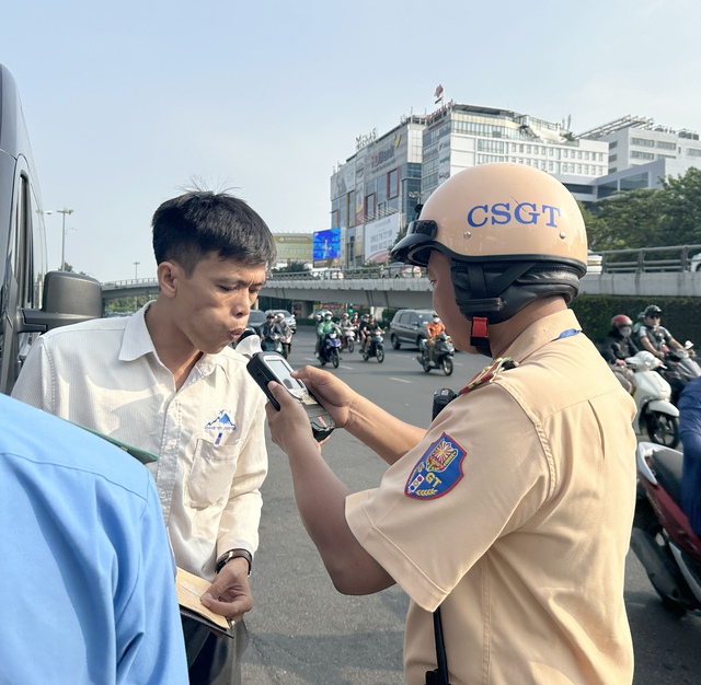 TP. HCM: CSGT đo nồng độ cồn, kiểm tra xe khách tại sân bay Tân Sơn Nhất- Ảnh 5. TP. HCM: CSGT đo nồng độ cồn, kiểm tra xe khách tại sân bay Tân Sơn Nhất- Ảnh 5.