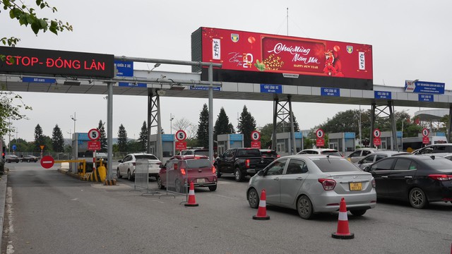 Bắt đầu thu phí không dừng tại sân bay Nội Bài và Tân Sơn Nhất, tài xế lưu ý gì?- Ảnh 1.