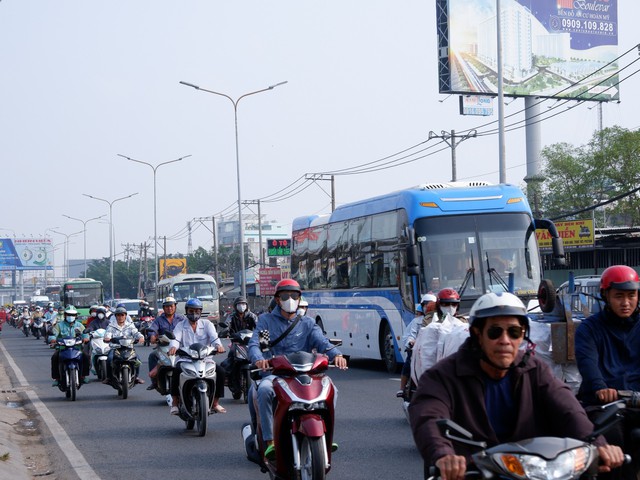 TP. HCM: Bến xe, ga tàu, sân bay ken cứng người dân về quê đón Tết- Ảnh 4. TP. HCM: Bến xe, ga tàu, sân bay ken cứng người dân về quê đón Tết- Ảnh 4.