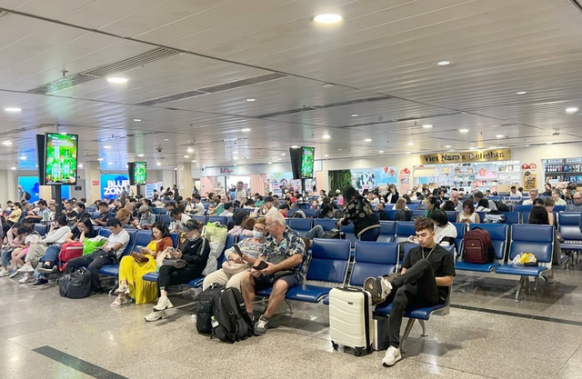 TP. HCM: Bến xe, ga tàu, sân bay ken cứng người dân về quê đón Tết- Ảnh 9. TP. HCM: Bến xe, ga tàu, sân bay ken cứng người dân về quê đón Tết- Ảnh 9.