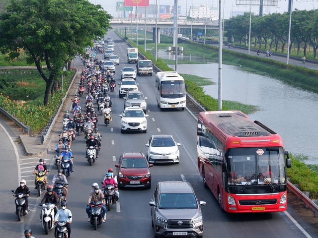 TP. HCM: Bến xe, ga tàu, sân bay ken cứng người dân về quê đón Tết- Ảnh 5. TP. HCM: Bến xe, ga tàu, sân bay ken cứng người dân về quê đón Tết- Ảnh 5.