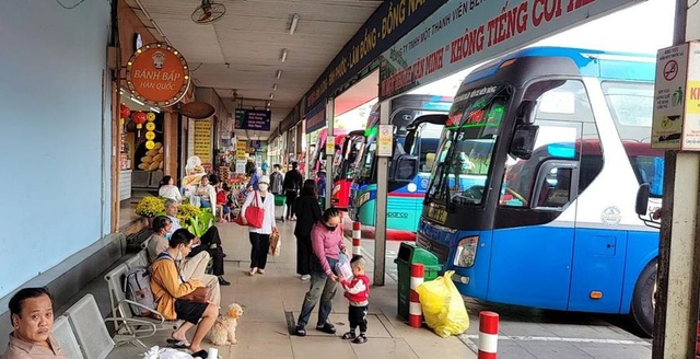 TP. HCM: Bến xe, ga tàu, sân bay ken cứng người dân về quê đón Tết- Ảnh 6. TP. HCM: Bến xe, ga tàu, sân bay ken cứng người dân về quê đón Tết- Ảnh 6.