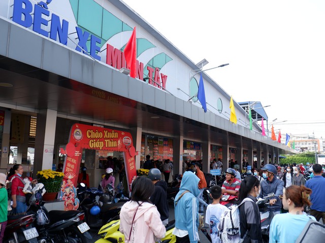 TP. HCM: Bến xe, ga tàu, sân bay ken cứng người dân về quê đón Tết- Ảnh 1. TP. HCM: Bến xe, ga tàu, sân bay ken cứng người dân về quê đón Tết- Ảnh 1.