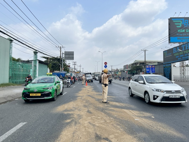 TP. HCM: CSGT dọn vết dầu loang đổ xuống đường khiến nhiều người bị té ngã- Ảnh 2.