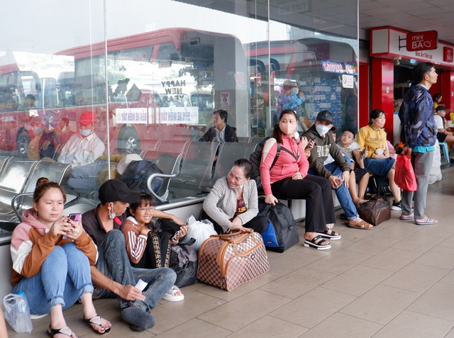 TP. HCM: Bến xe, ga tàu, sân bay ken cứng người dân về quê đón Tết- Ảnh 3. TP. HCM: Bến xe, ga tàu, sân bay ken cứng người dân về quê đón Tết- Ảnh 3.