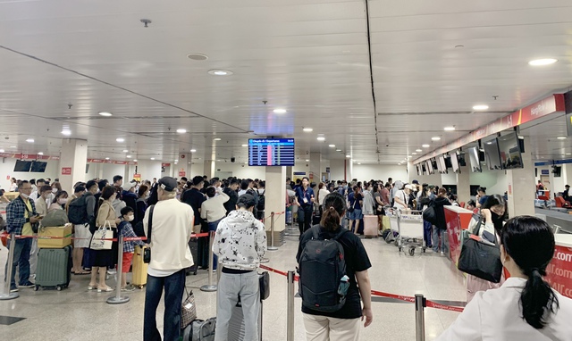 Sân bay Tân Sơn Nhất đón kỷ lục gần 135.000 khách dịp cao điểm Tết Giáp Thìn 2024- Ảnh 5.