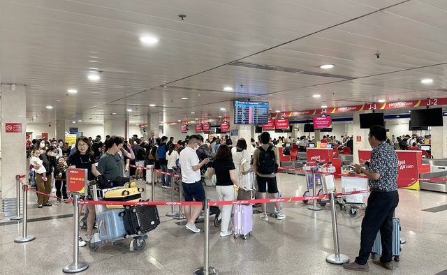 TP. HCM: Bến xe, ga tàu, sân bay ken cứng người dân về quê đón Tết- Ảnh 10. TP. HCM: Bến xe, ga tàu, sân bay ken cứng người dân về quê đón Tết- Ảnh 10.