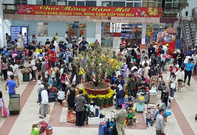 TP. HCM: Bến xe, ga tàu, sân bay ken cứng người dân về quê đón Tết- Ảnh 7. TP. HCM: Bến xe, ga tàu, sân bay ken cứng người dân về quê đón Tết- Ảnh 7.