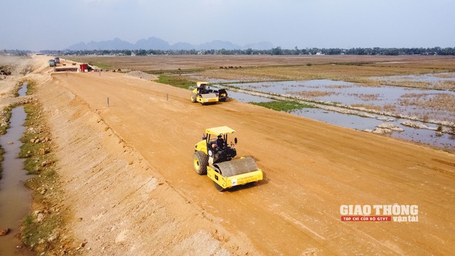 Thủ tướng trả lời chất vấn về làm cầu cạn, dùng cát nhân tạo ở dự án giao thông- Ảnh 2.