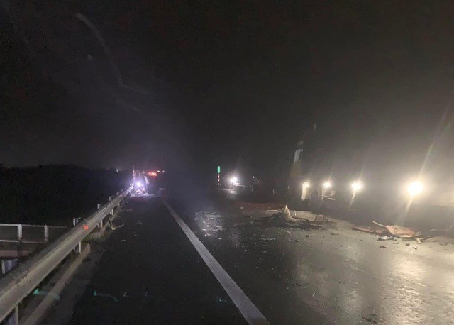 TNGT nghiêm trọng trên cao tốc Cam Lộ - La Sơn khiến 2 người tử vong, 4 người bị thương- Ảnh 1.