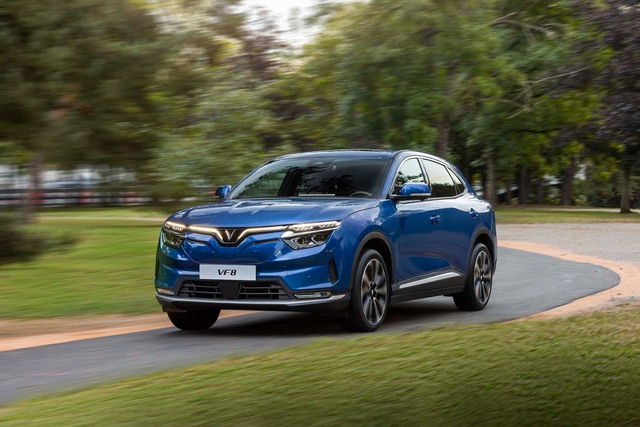 Khách hàng mua mẫu xe VinFast VF 8 kể từ tháng 3/2024 sẽ kèm theo bộ sạc pin công suất 11 kW.