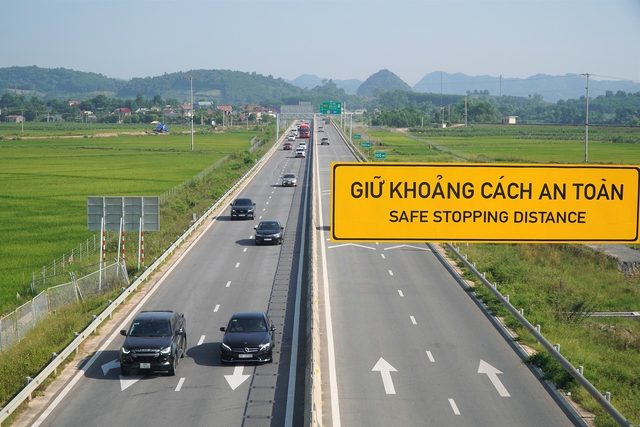 Ngoài việc tuân thủ quy định pháp luật, giữ khoảng cách an toàn khi lái xe trên đường cao tốc cũng để đảm bảo an toàn cho bản thân và những người tham gia giao thông khác - Ảnh minh họa: VietnamNet. Ngoài việc tuân thủ quy định pháp luật, giữ khoảng cách an toàn khi lái xe trên đường cao tốc cũng để đảm bảo an toàn cho bản thân và những người tham gia giao thông khác - Ảnh minh họa: VietnamNet.