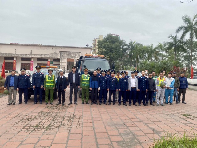 Ra quân xử lý, giải tỏa vi phạm hành lang ATGT trên QL2 đoạn qua Hà Nội - Ảnh 1.