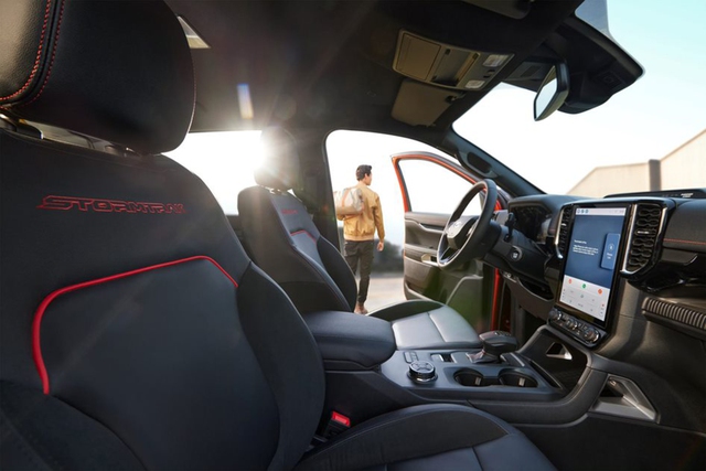 Xe trang bị nhiều tính năng lần đầu tiên xuất ở phân khúc xe bán tải tại Việt Nam. Xe trang bị nhiều tính năng lần đầu tiên xuất ở phân khúc xe bán tải tại Việt Nam.