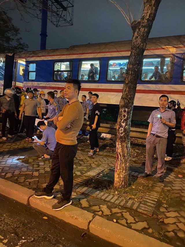 Lái tàu kéo còi, Lái tàu kéo còi,