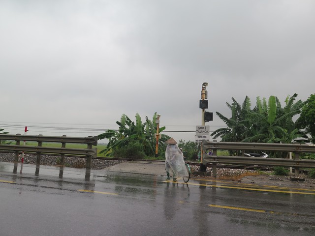 Đề nghị hạ bớt chiều cao tôn sóng tại đường ngang giao với đường sắt qua Hà Nam- Ảnh 1.