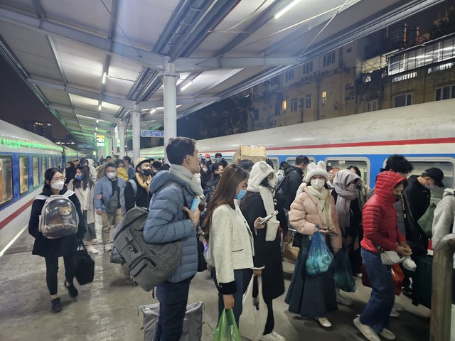 Chạy thêm đôi tàu SP1/SP10 với giá vé ưu đãi hấp dẫn- Ảnh 1.