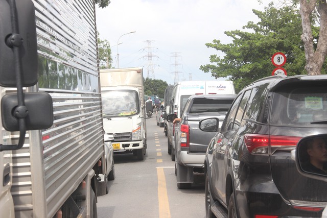 Kẹt xe kéo dài, người dân ngóng chờ cầu Phước Long mới đưa vào sử dụng- Ảnh 4. Kẹt xe kéo dài, người dân ngóng chờ cầu Phước Long mới đưa vào sử dụng- Ảnh 4.
