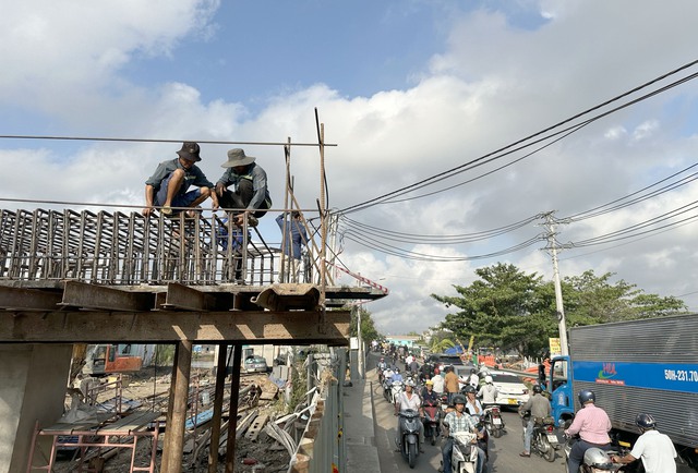 Kẹt xe kéo dài, người dân ngóng chờ cầu Phước Long mới đưa vào sử dụng- Ảnh 9. Kẹt xe kéo dài, người dân ngóng chờ cầu Phước Long mới đưa vào sử dụng- Ảnh 9.
