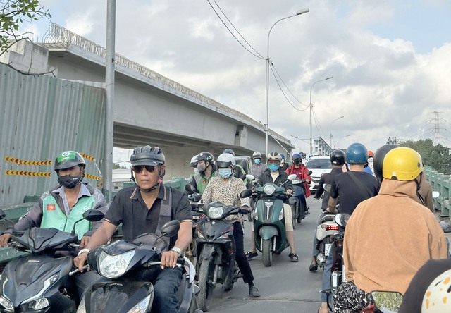 Kẹt xe kéo dài, người dân ngóng chờ cầu Phước Long mới đưa vào sử dụng- Ảnh 12. Kẹt xe kéo dài, người dân ngóng chờ cầu Phước Long mới đưa vào sử dụng- Ảnh 12.