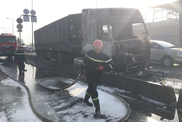 Xe container bốc cháy ngùn ngụt trên QL1A khu vực Bến xe miền Đông mới- Ảnh 2.