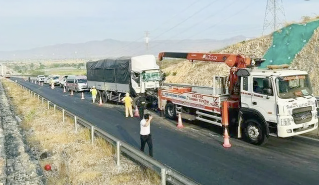 Tai nạn trên cao tốc Vĩnh Hảo - Phan Thiết, tài xế ô tô tải tử vong- Ảnh 1.
