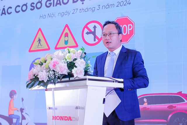 Ông Khuất Việt Hùng - Phó Chủ tịch chuyên trách Ủy ban ATGT Quốc gia phát biểu tại Hội thảo.  Honda Việt Nam thúc đẩy công tác giáo dục an toàn giao thông tại hệ thống trường Trung học phổ thông