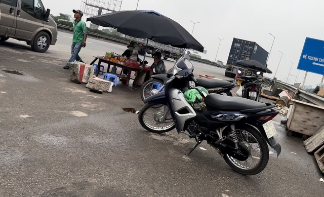 Cận cảnh đường dẫn cầu Thanh Trì và lối vào cao tốc biến thành “bến cóc”, 