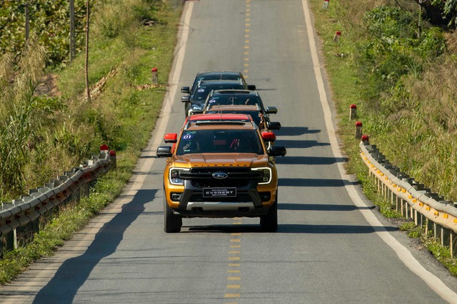 Ford Everest ngày càng thể hiện sức mạnh áp đảo trong cuộc cạnh tranh với các đối thủ. Ford Everest ngày càng thể hiện sức mạnh áp đảo trong cuộc cạnh tranh với các đối thủ. Thế giới xe tuần qua: Ô tô nhập khẩu lao dốc, loạt xe giảm giá mạnh, VinFast có đại lý ở Trung Đông