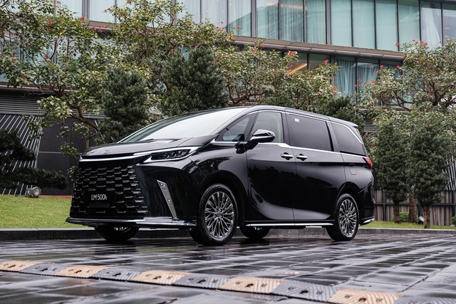 Lexus LM 500h hiện đang là mẫu xe MPV đắt đỏ nhất tại thị trường ô tô Việt Nam.