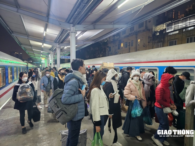 Dự kiến cuối tháng 3/2024 sẽ khai thác đoàn tàu du lịch Huế-Đà Nẵng- Ảnh 1.