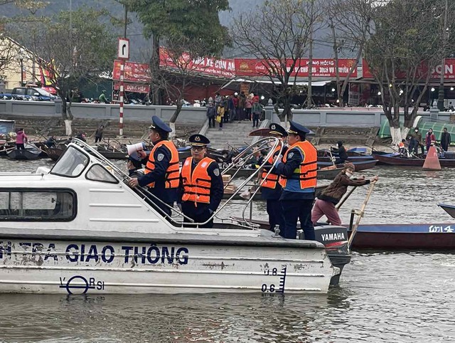 Thanh tra Sở GTVT Hà Nội tuần tra trên Suối Yến đảm bảo trật tự ATGT lễ hội Chùa Hương năm 2023